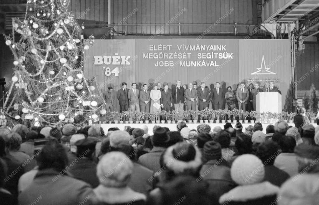 Belpolitika - Munkásgyűlés a Csepel Autógyárban
