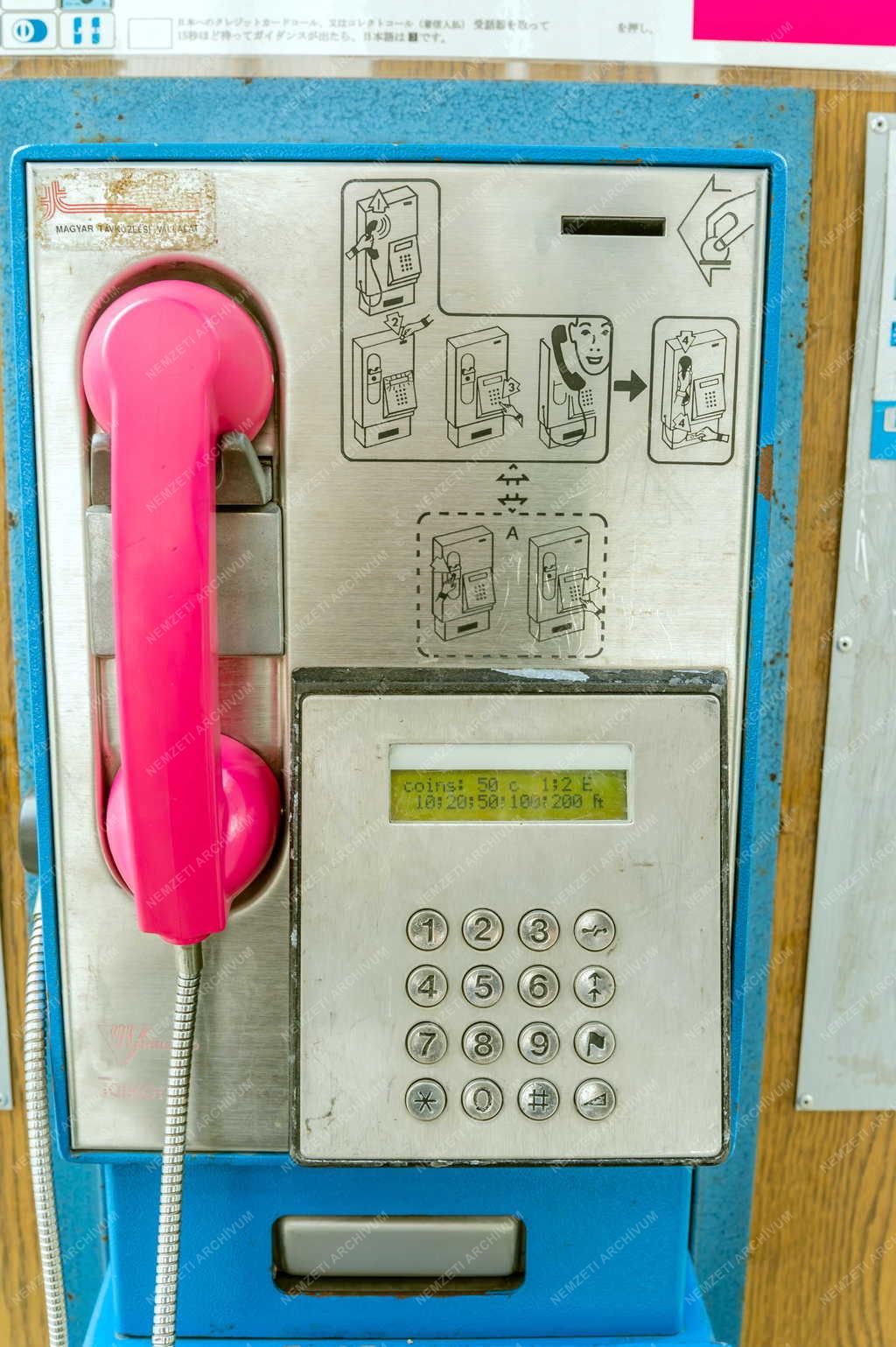 Telekommunikáció - Utcai telefonfülke Hévizen