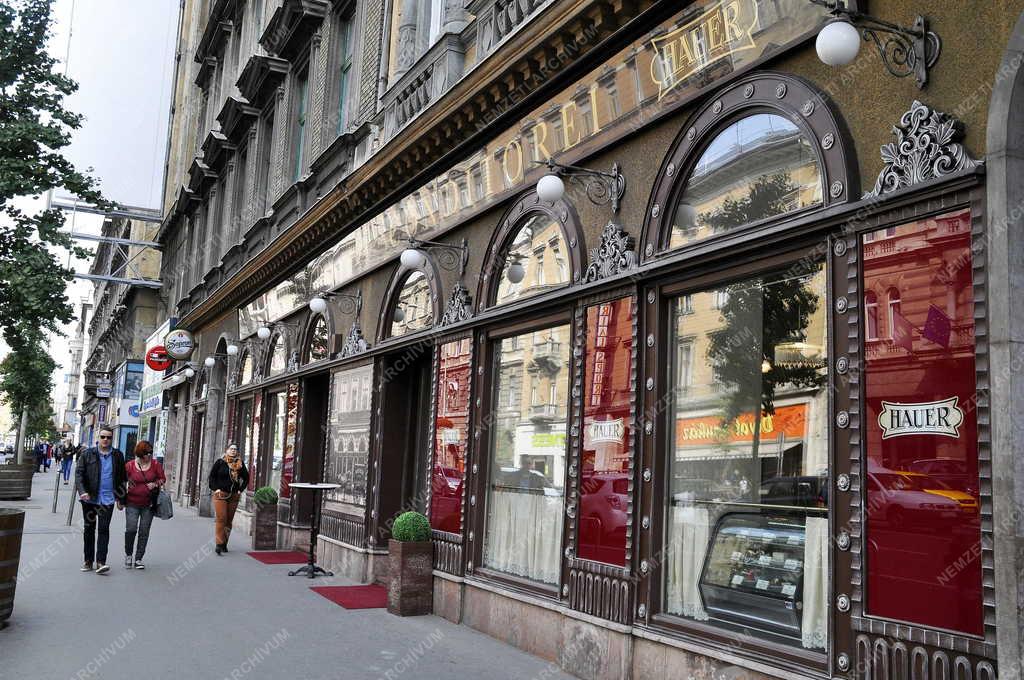 Vendéglátás - Budapest - Újra kinyitott a Hauer cukrászda 