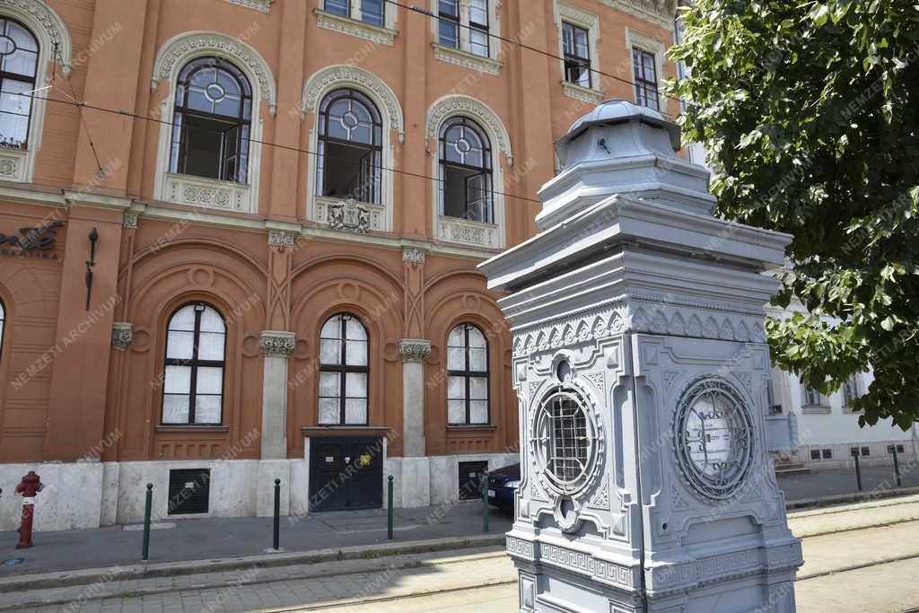 Folyó - Budapest - Vízmagasság mérő a Duna-parton
