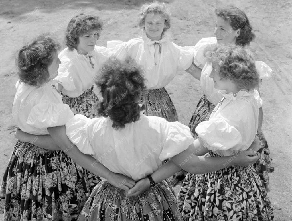 Kultúra - Szórakozás - Kossuth Termelőszövetkezet tagjai táncolnak