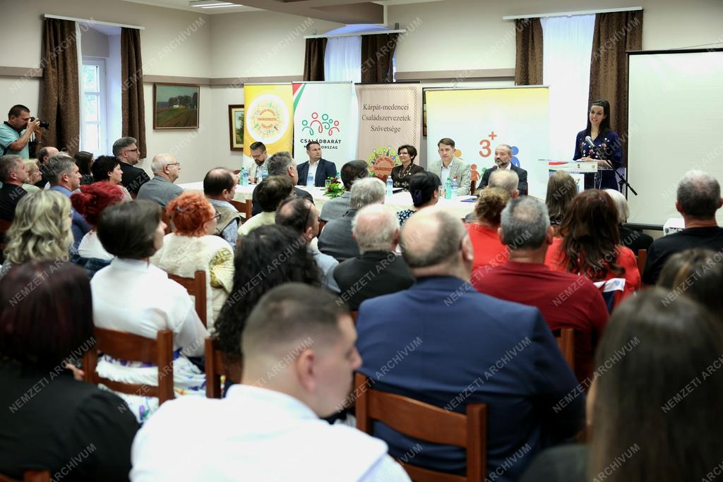 Itthon, együtt, veletek címmel konferencia Topolyán