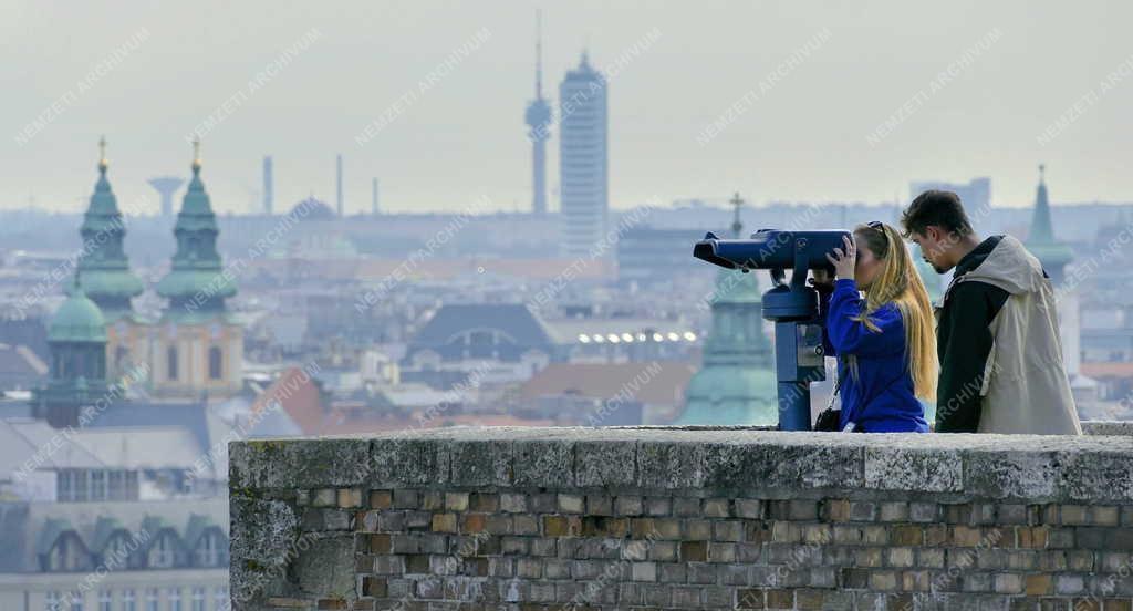 Idegenforgalom - Budapest - Turisták a Budai  Várban