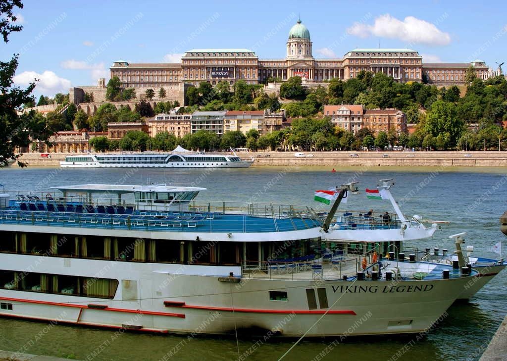 Budapest - Budavári Palota - Hajók a Dunán