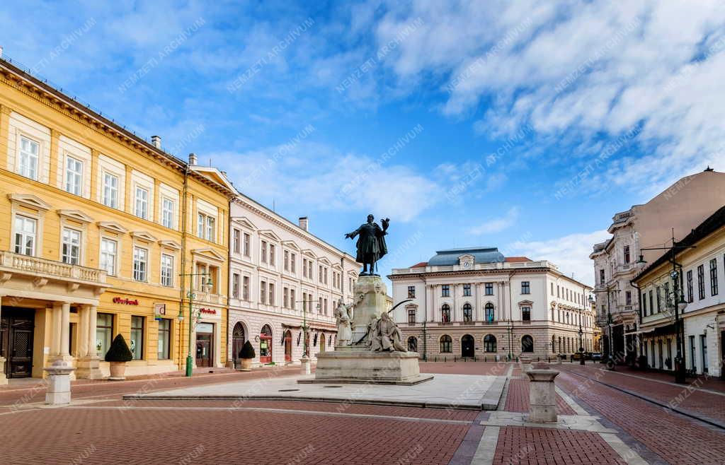 Városkép - Szeged - Kossuth Lajos-emlékszobor a Klauzál téren