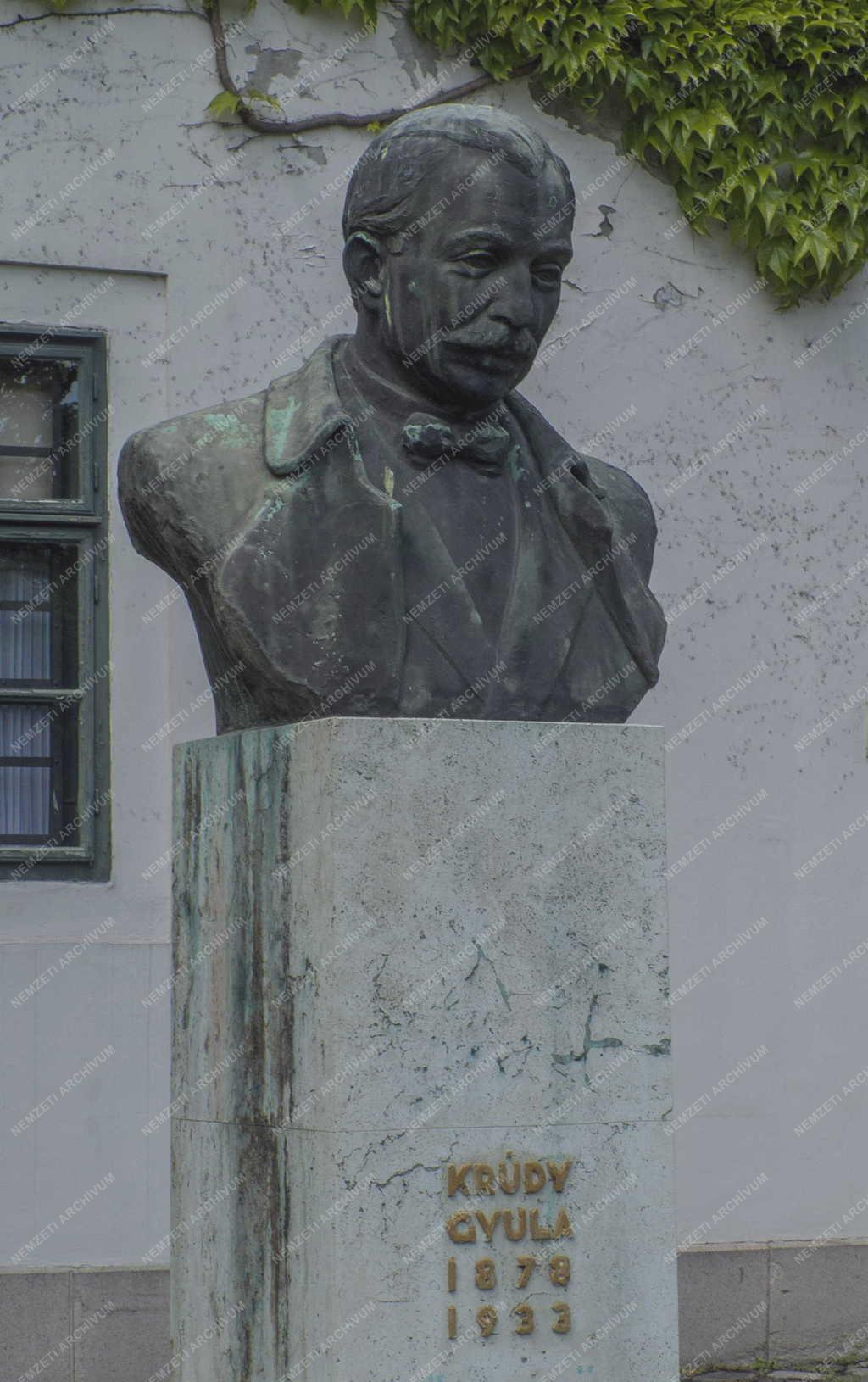 Műalkotás - Budapest - Krúdy Gyula szobra