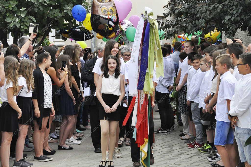 Oktatás - Göd - Nyolcadikosok ballagása