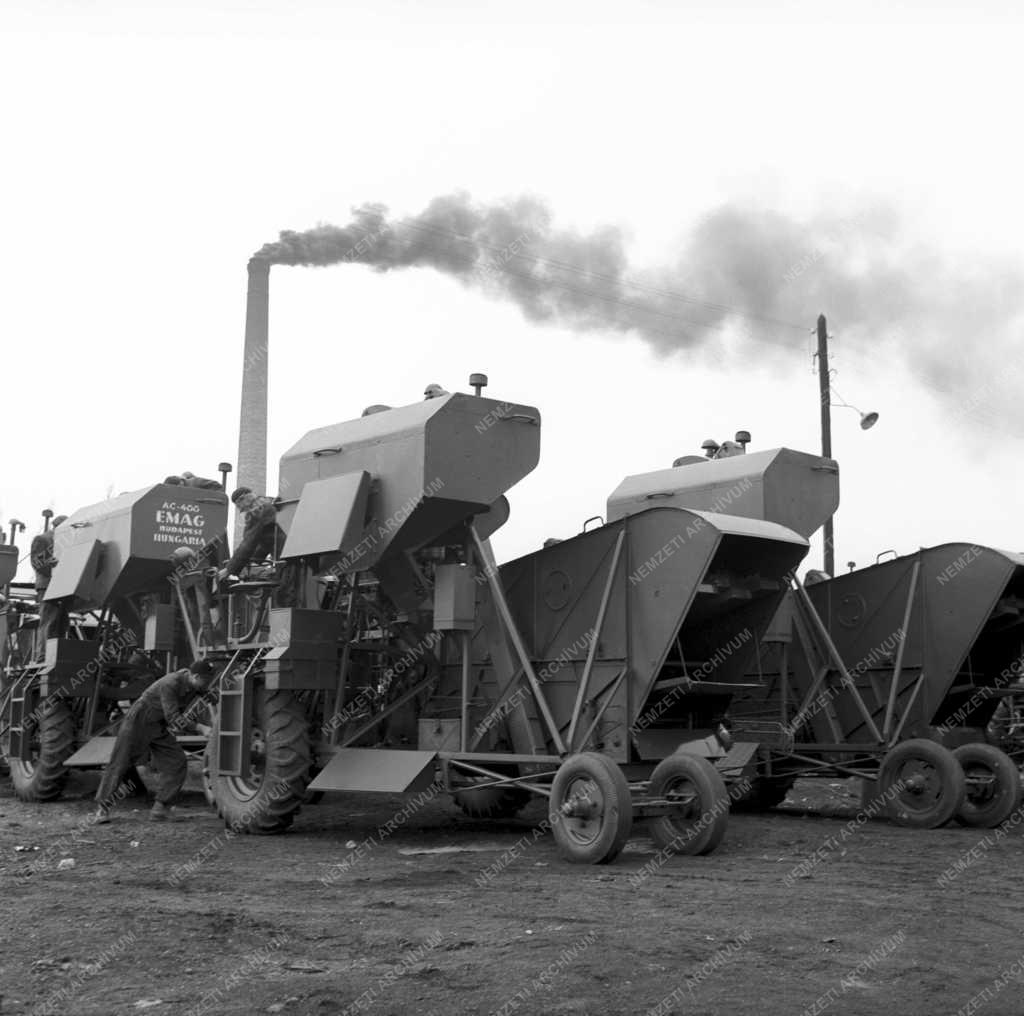 Mezőgazdaság - Kombájnok várják elszállításukat