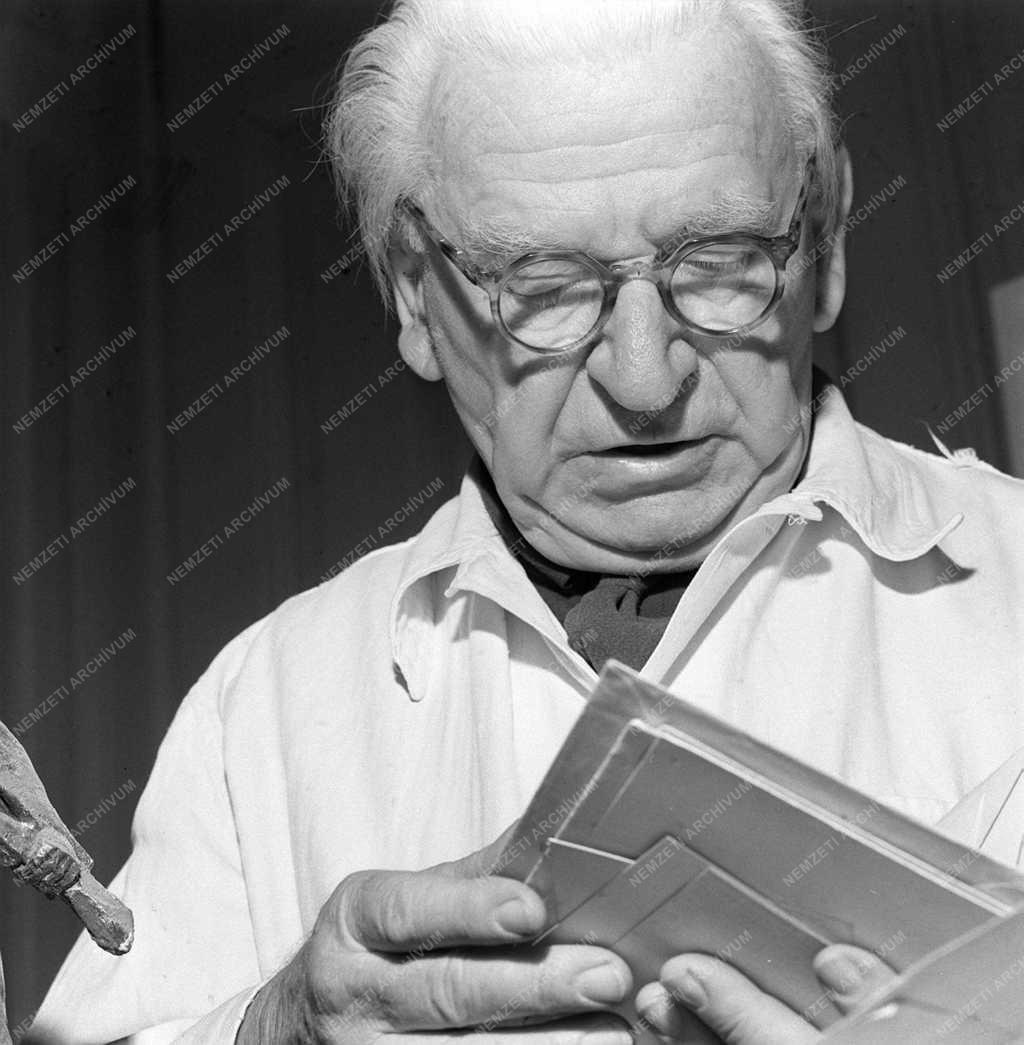 Kisfaludi Strobl Zsigmond műtermében