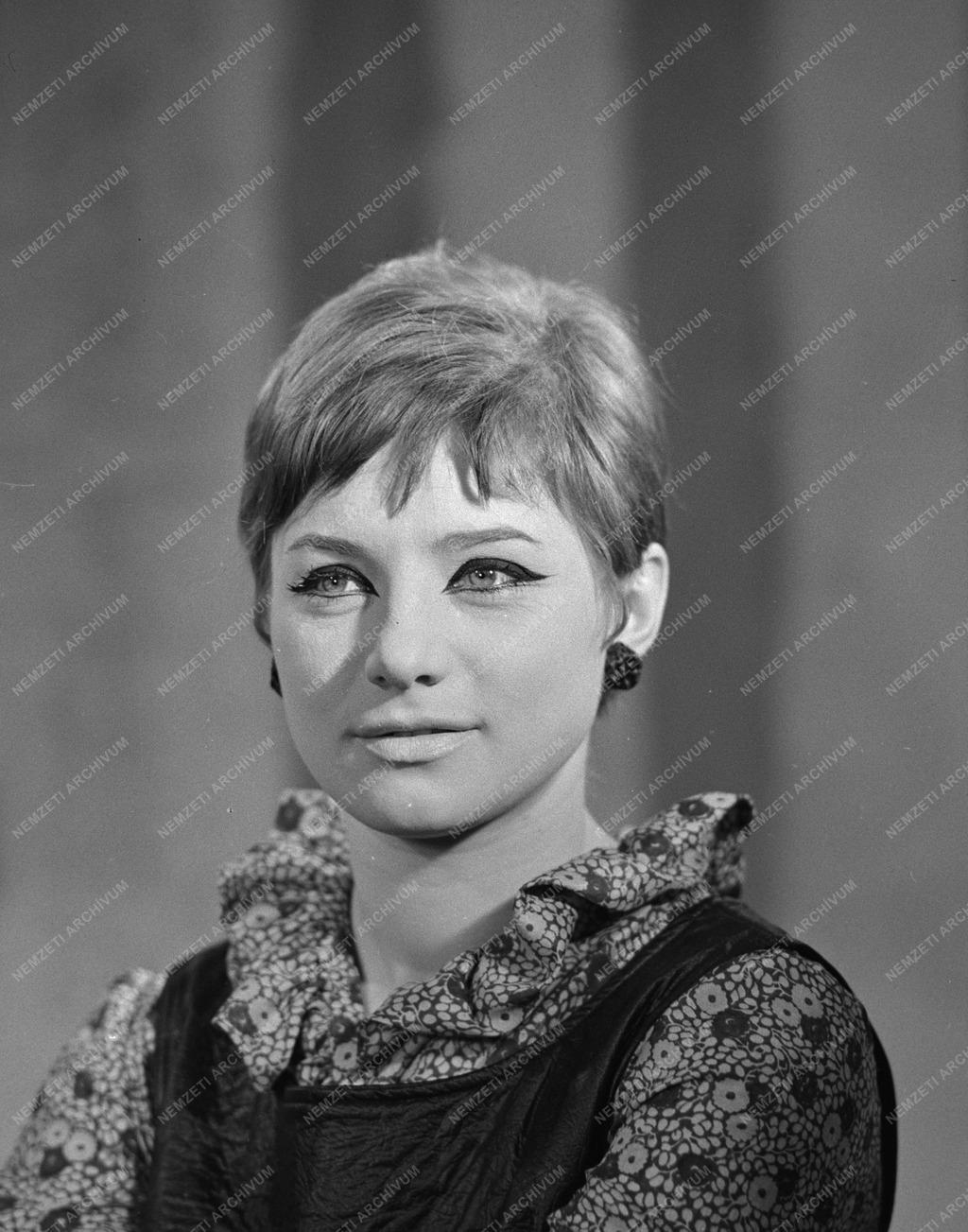 Kultúra - Színház - Csűrös Karola színésznő