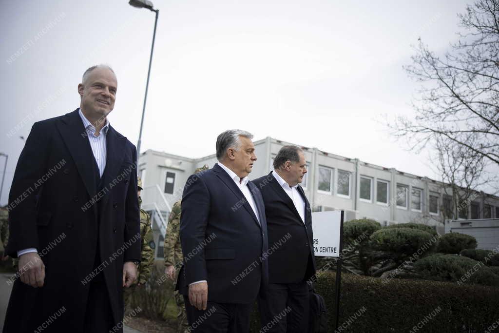 Orbán Viktor a Honvéd Vezérkar Összhaderőnemi Műveleti Vezetési Irányító Központban