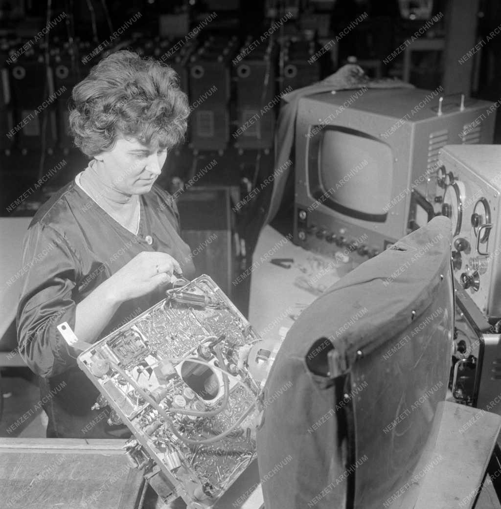 Ipar - Távközlés - Televíziókészülék szerelése
