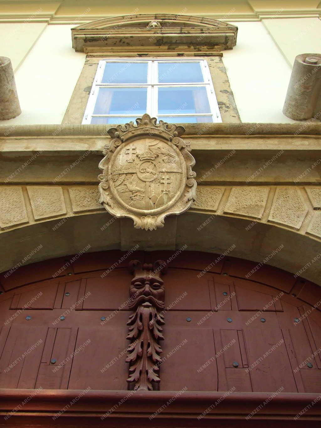 Táj, város - Műemlék lakóház - Széchenyi Zsigmond címere