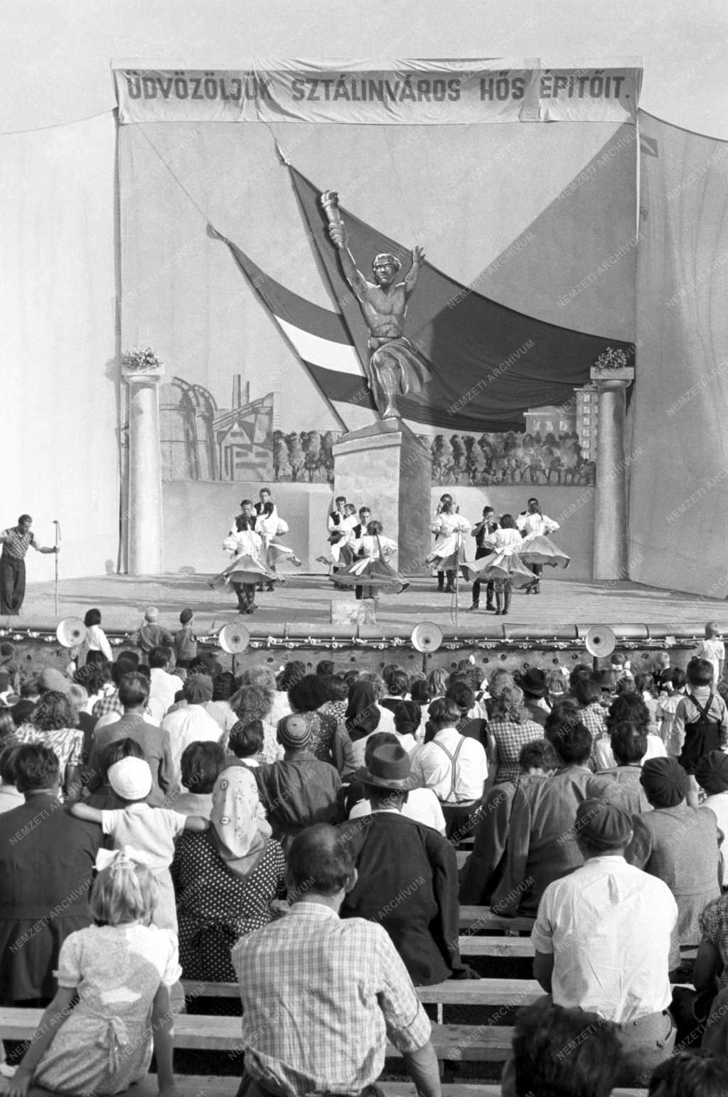 Szórakozás - Folklór - Néptánc Sztálinváros hős építőí tiszteletére