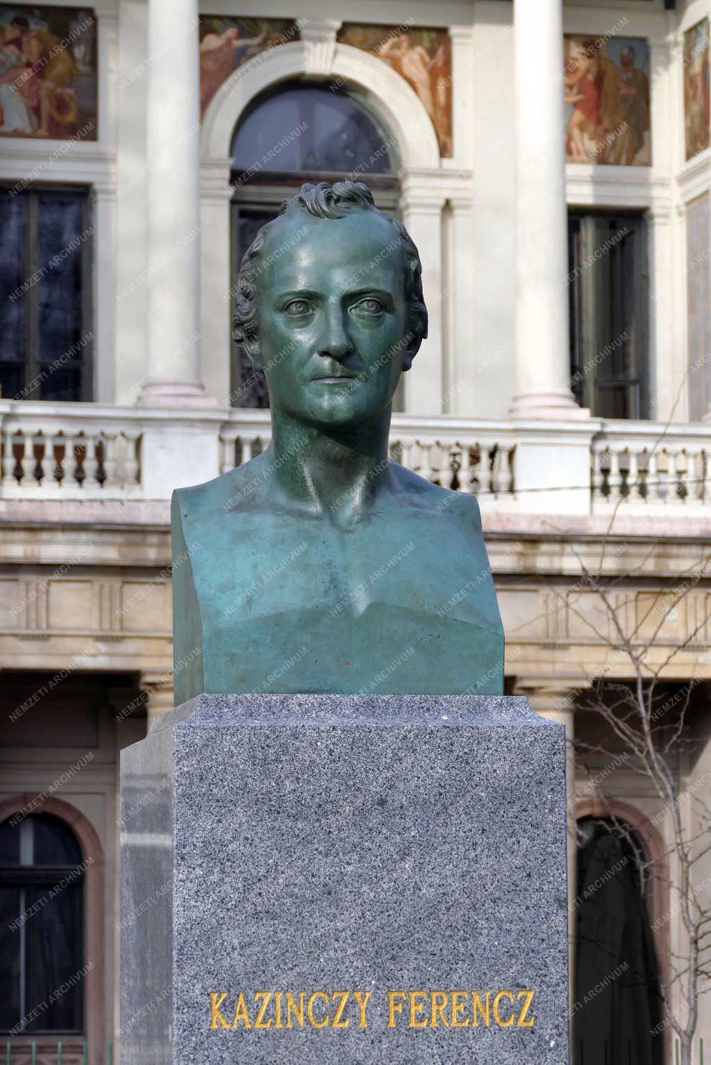 Köztéri szobor - Budapest - Kazinczy Ferenc a Múzeumkertben