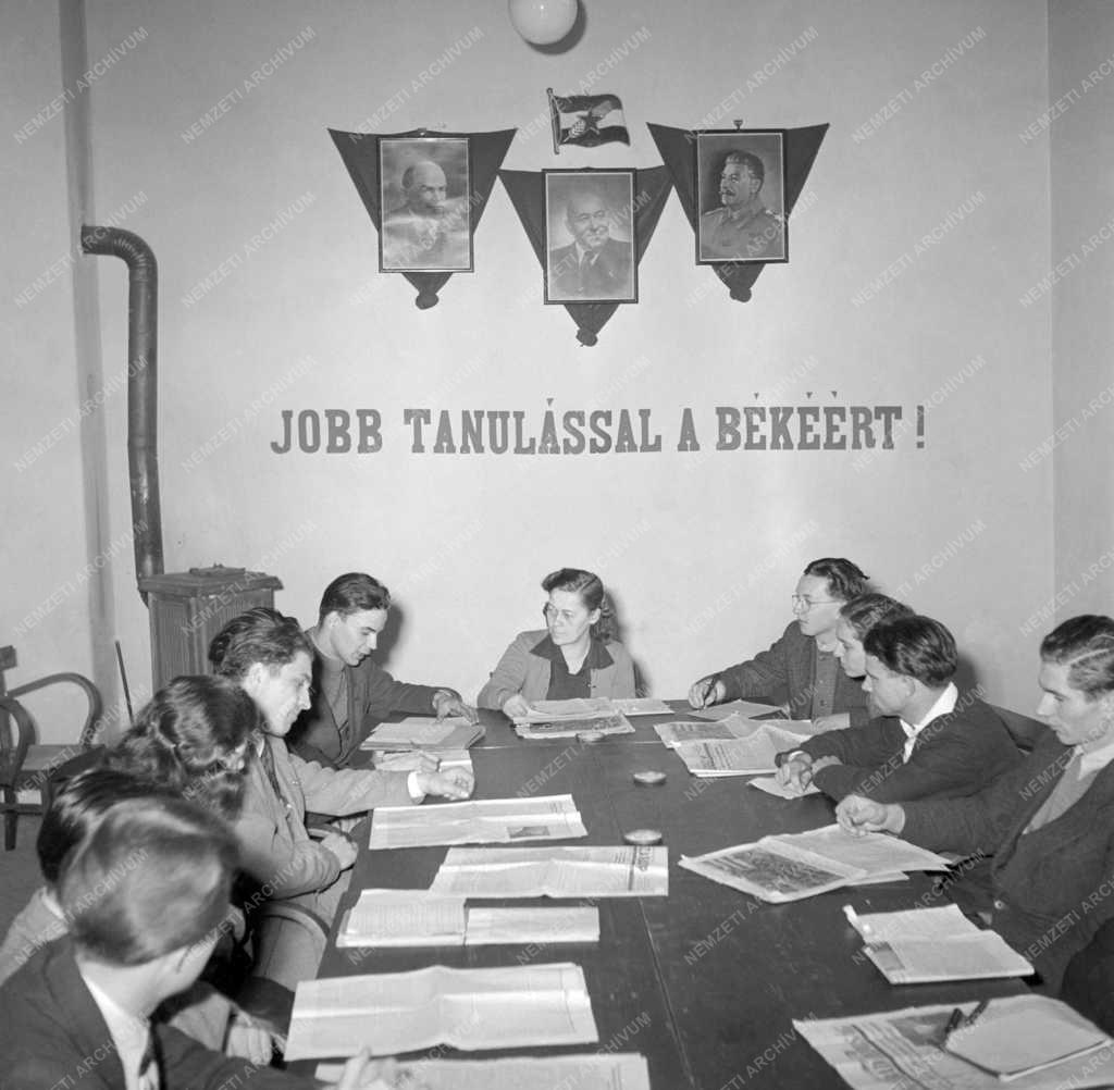 Oktatás - Belpolitika - Egyetemisták az MDP kongresszusról tájékozódnak