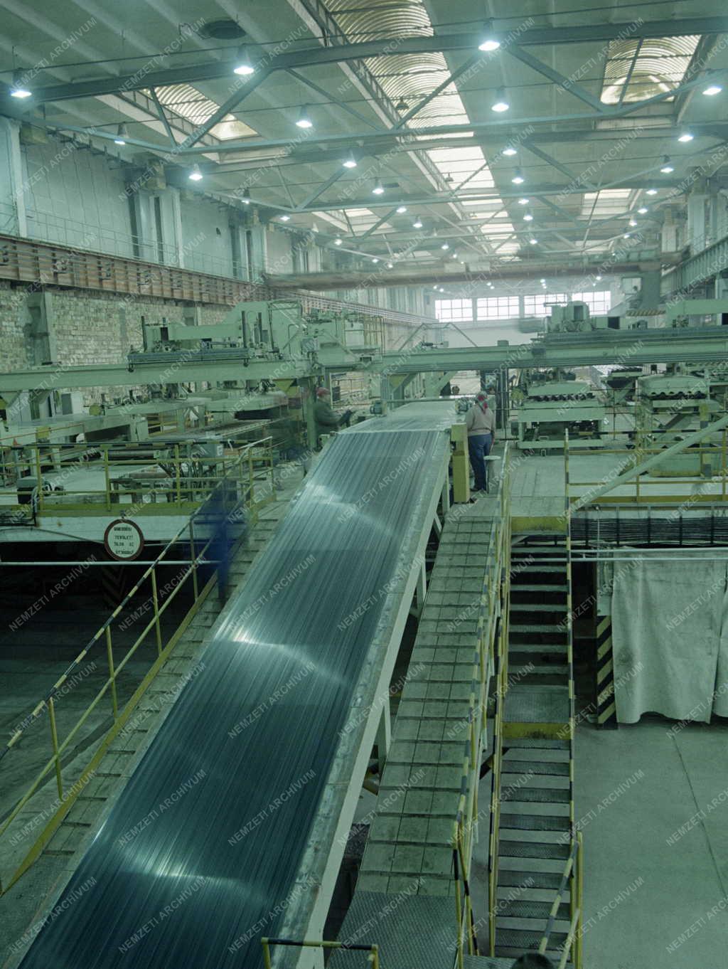 Ipar - Hullámpalagyártás a Cement- és Mészmű eternitgyárában