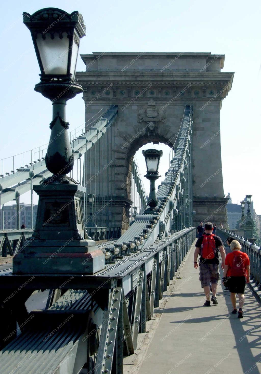 Idegenforgalom - Budapest - Turisták a Lánchídon