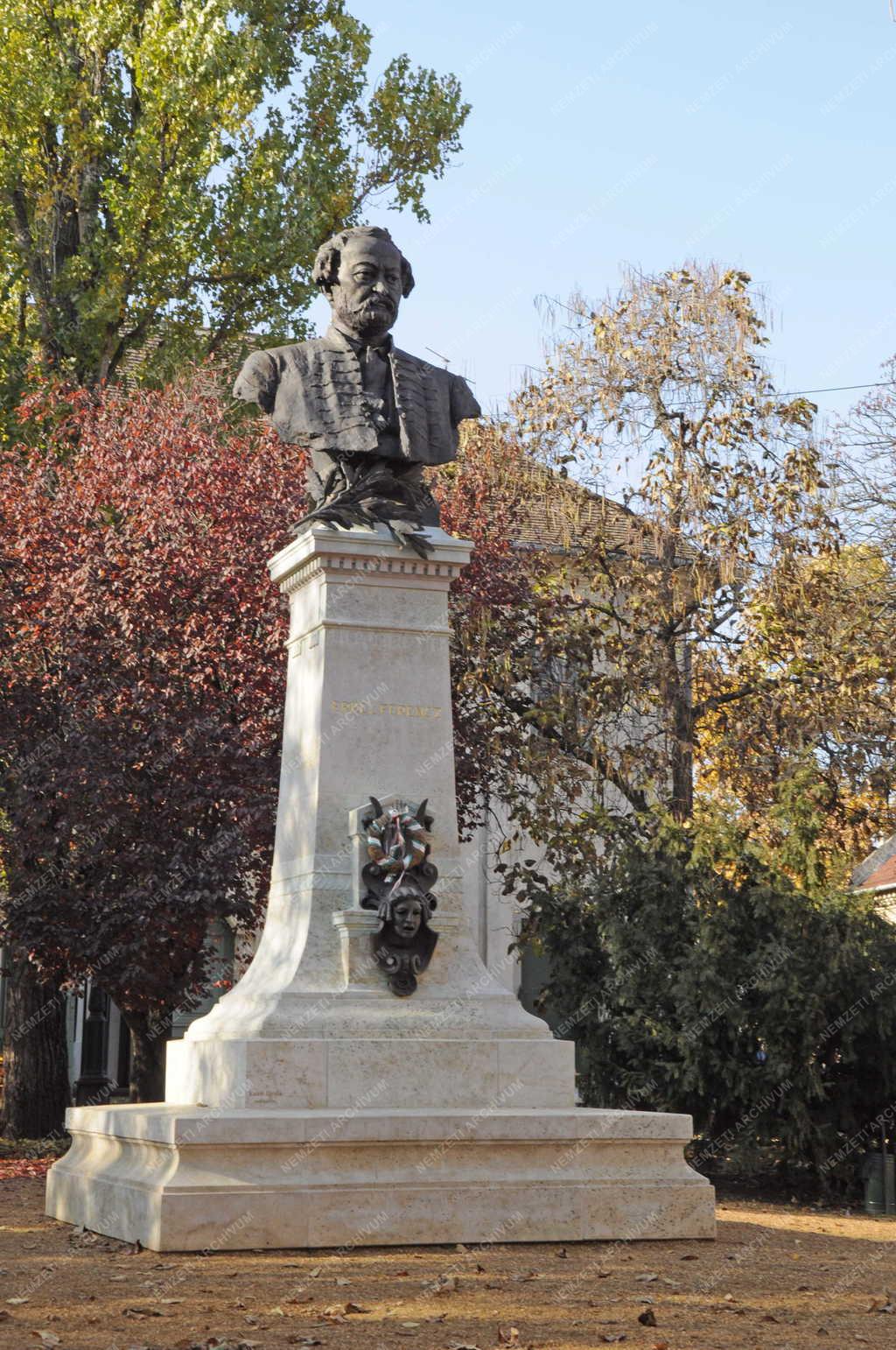 Gyula - Erkel Ferenc mellszobor 