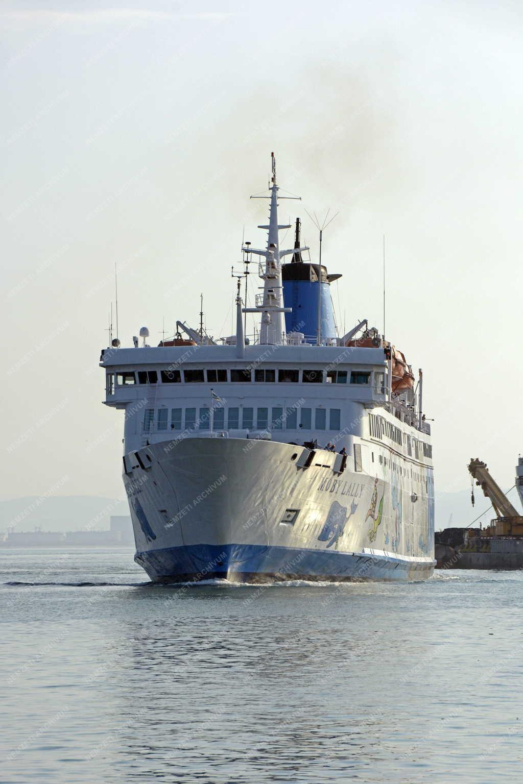 Közlekedés - Piombino - Komphajó indul az Elba sziget felé