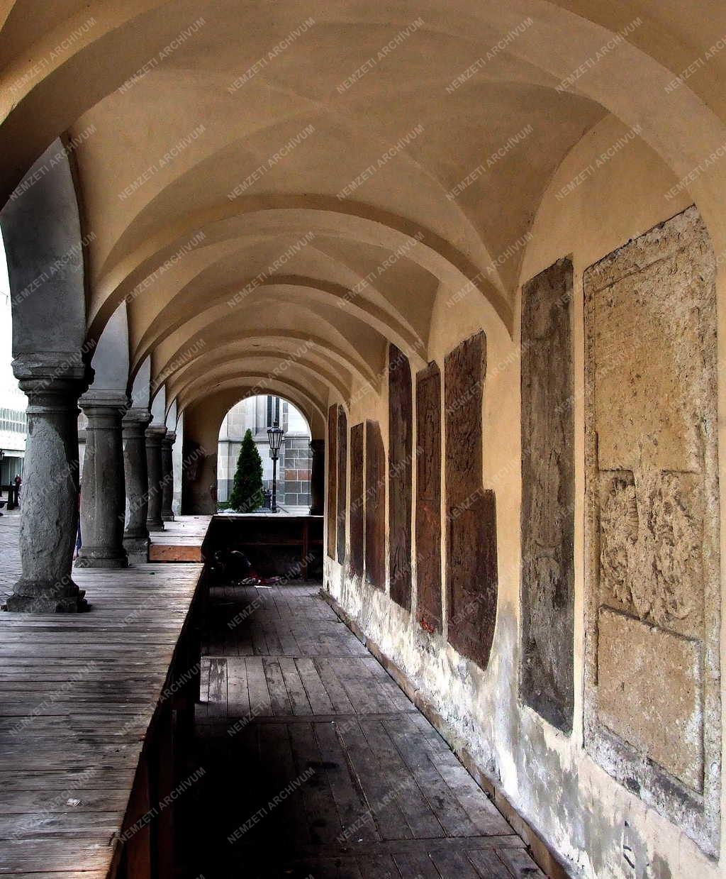 Városkép - Kassa - A Szent Orbán-torony árkádja