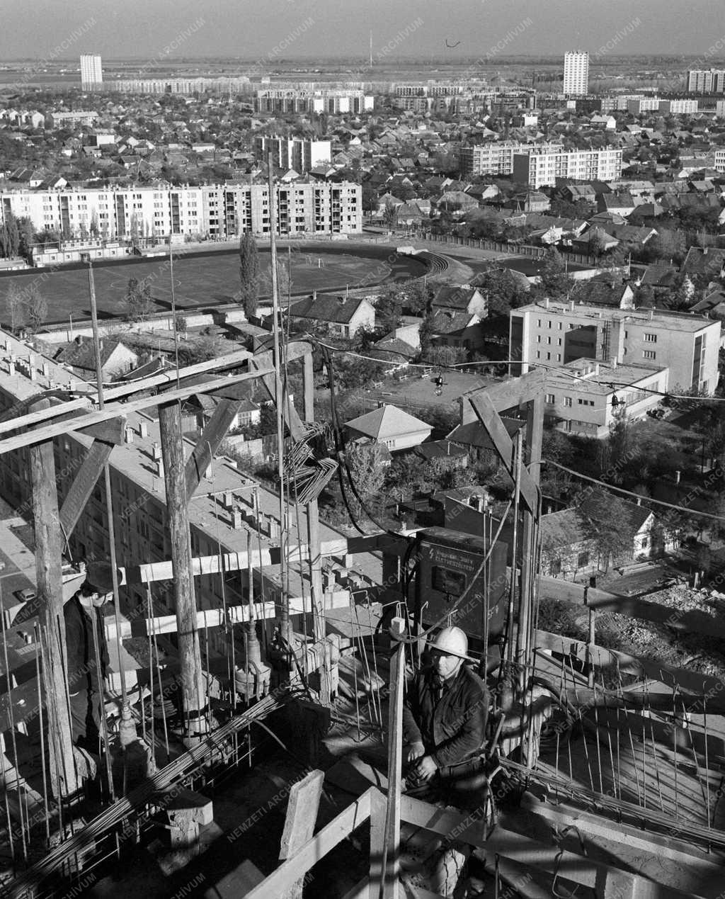 Építőipar - Toronyház épül Szolnokon