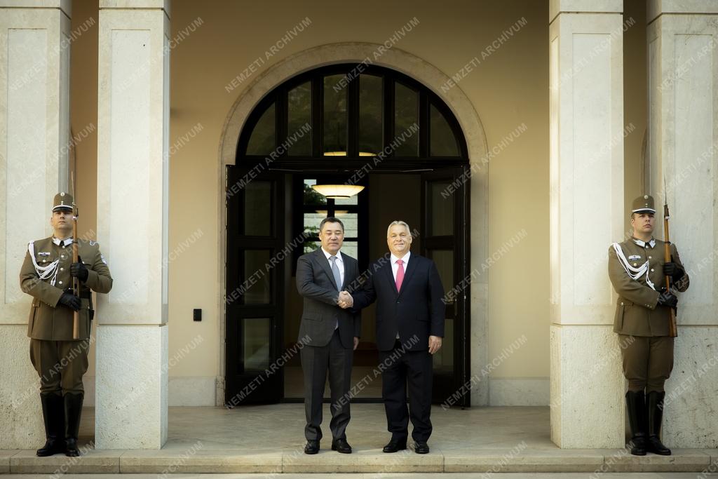 Orbán Viktor fogadta a kirgiz elnököt