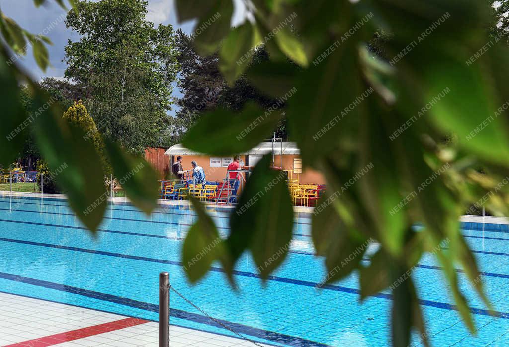 Szabadidő - Debrecen - Strand nyitás előtt