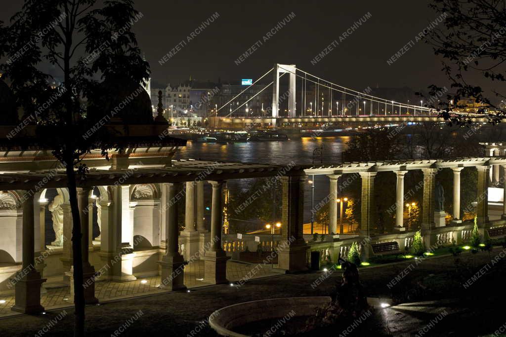 Műemlék - Budapest - A Várkert Bazár esti kivilágításban
