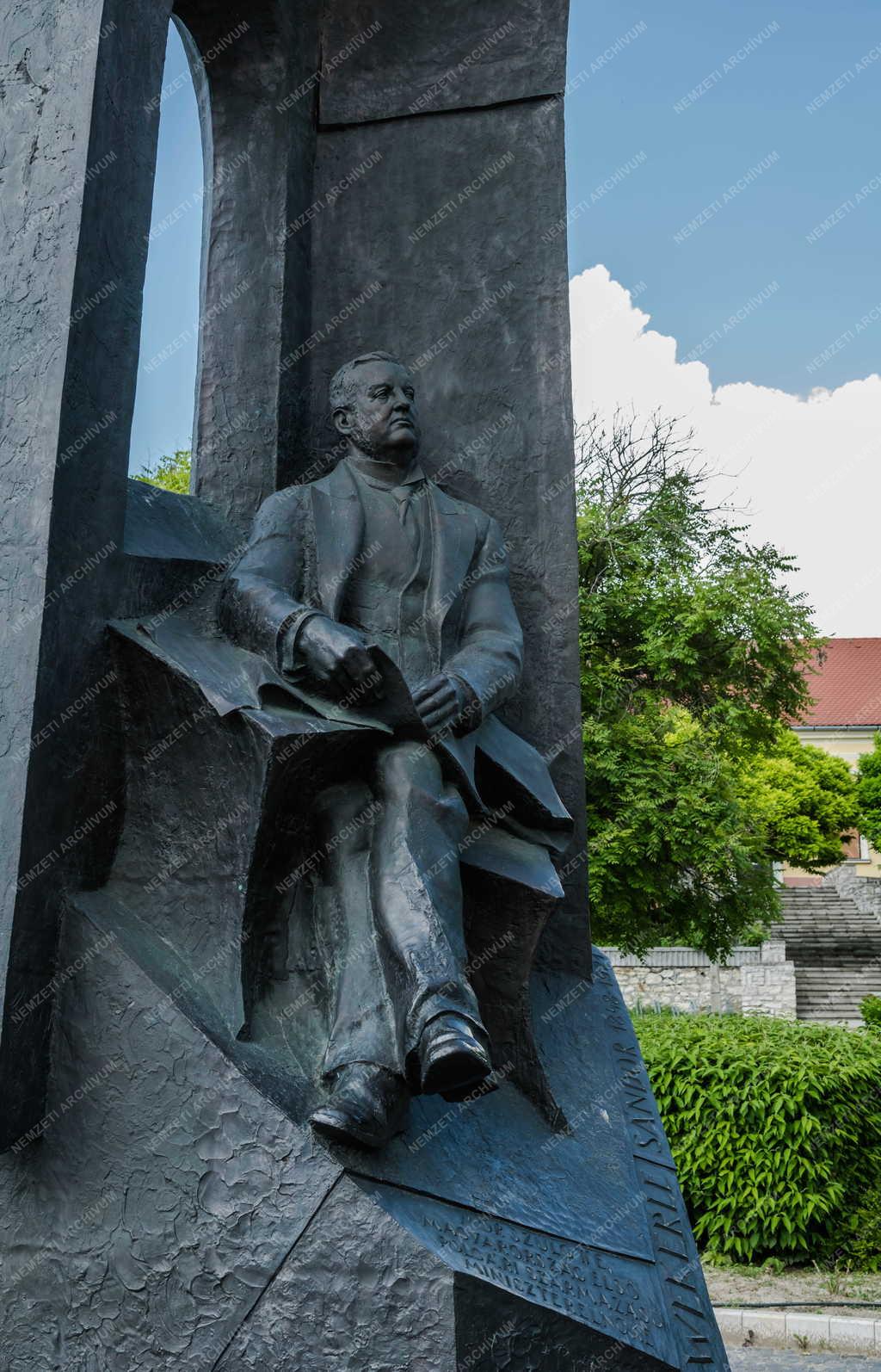 Városkép - Mór - Wekerle Sándor szobra