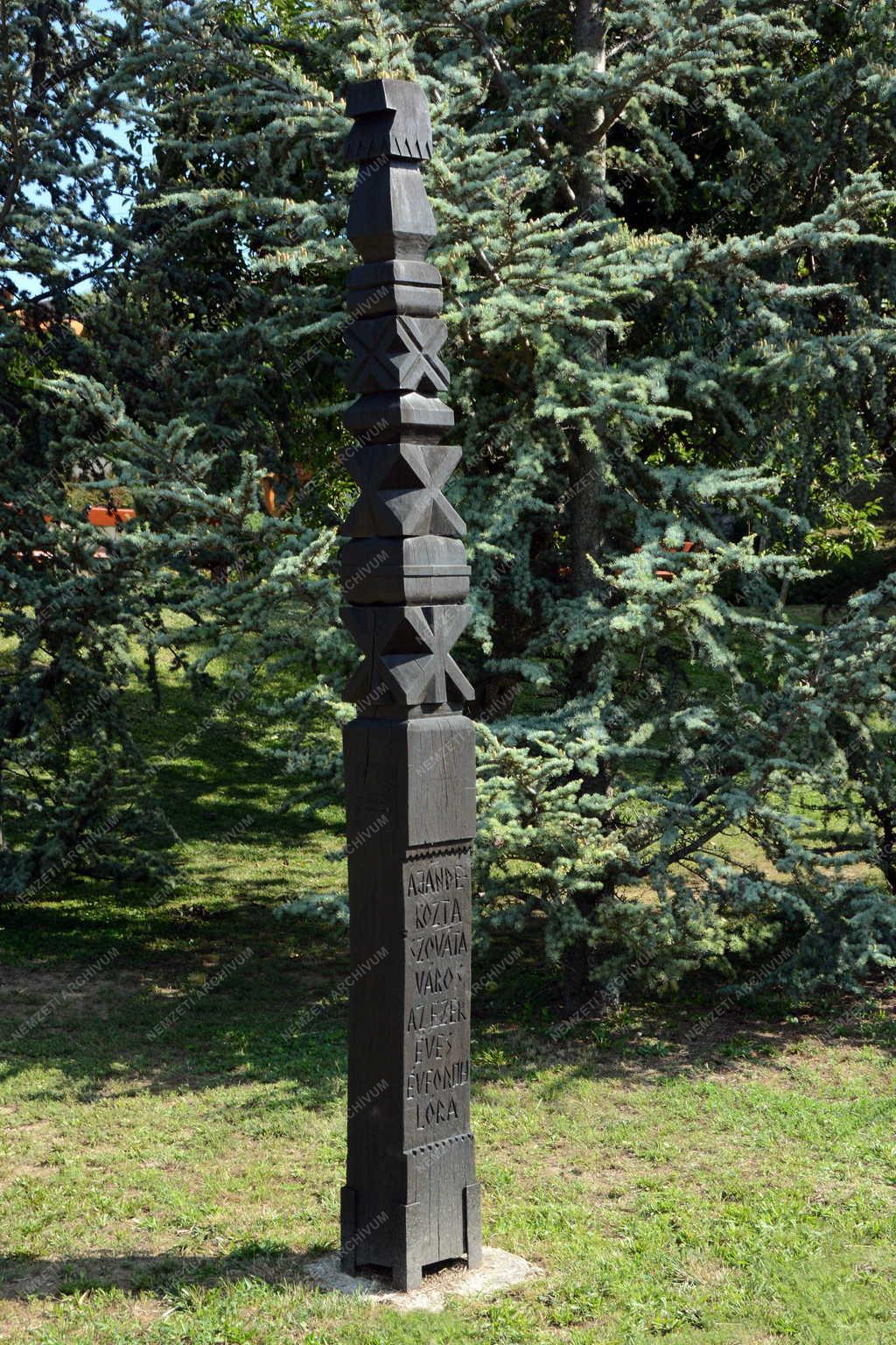 Tárgy - Csopak - Kopjafa a Millennium Parkban