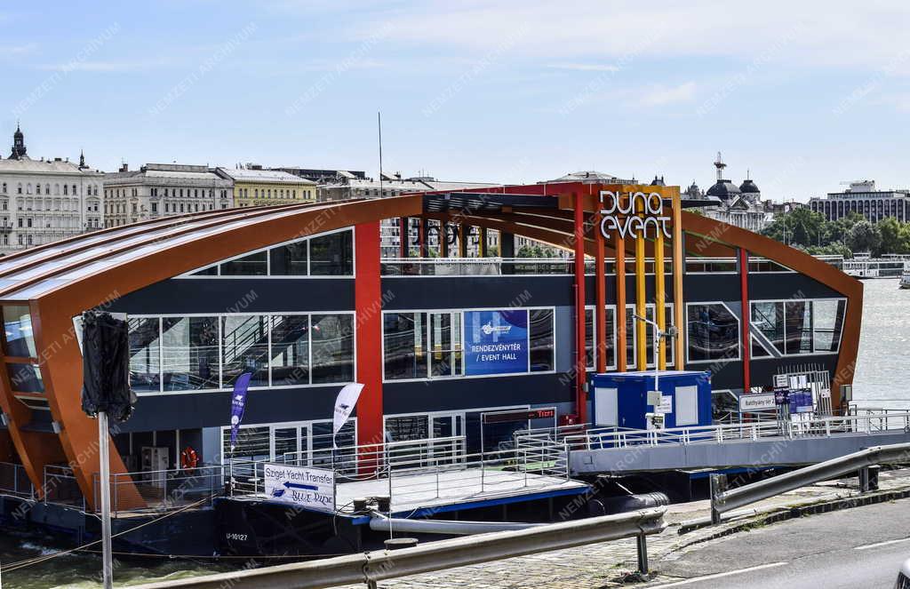 Városkép - Budapest - Duna Event állóhajó 