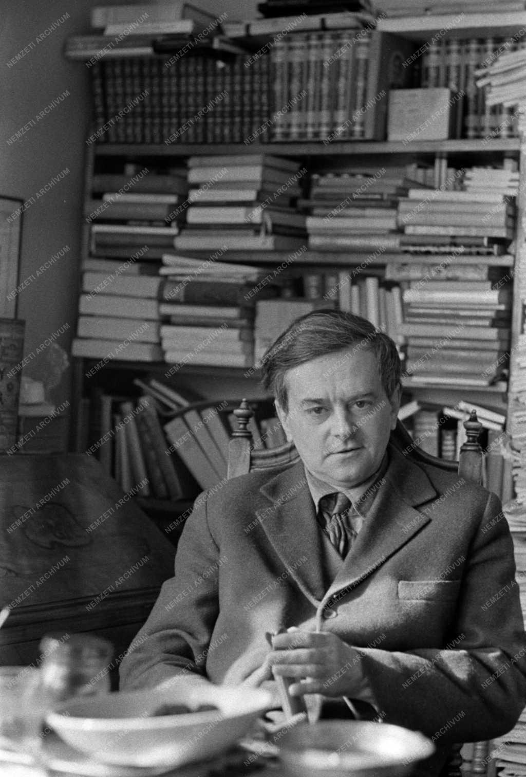 Költészet - Weöres Sándor költő otthonában