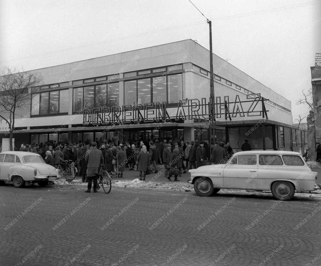 Életkép - Kereskedelem - Megnyílt  a Debrecen Áruház