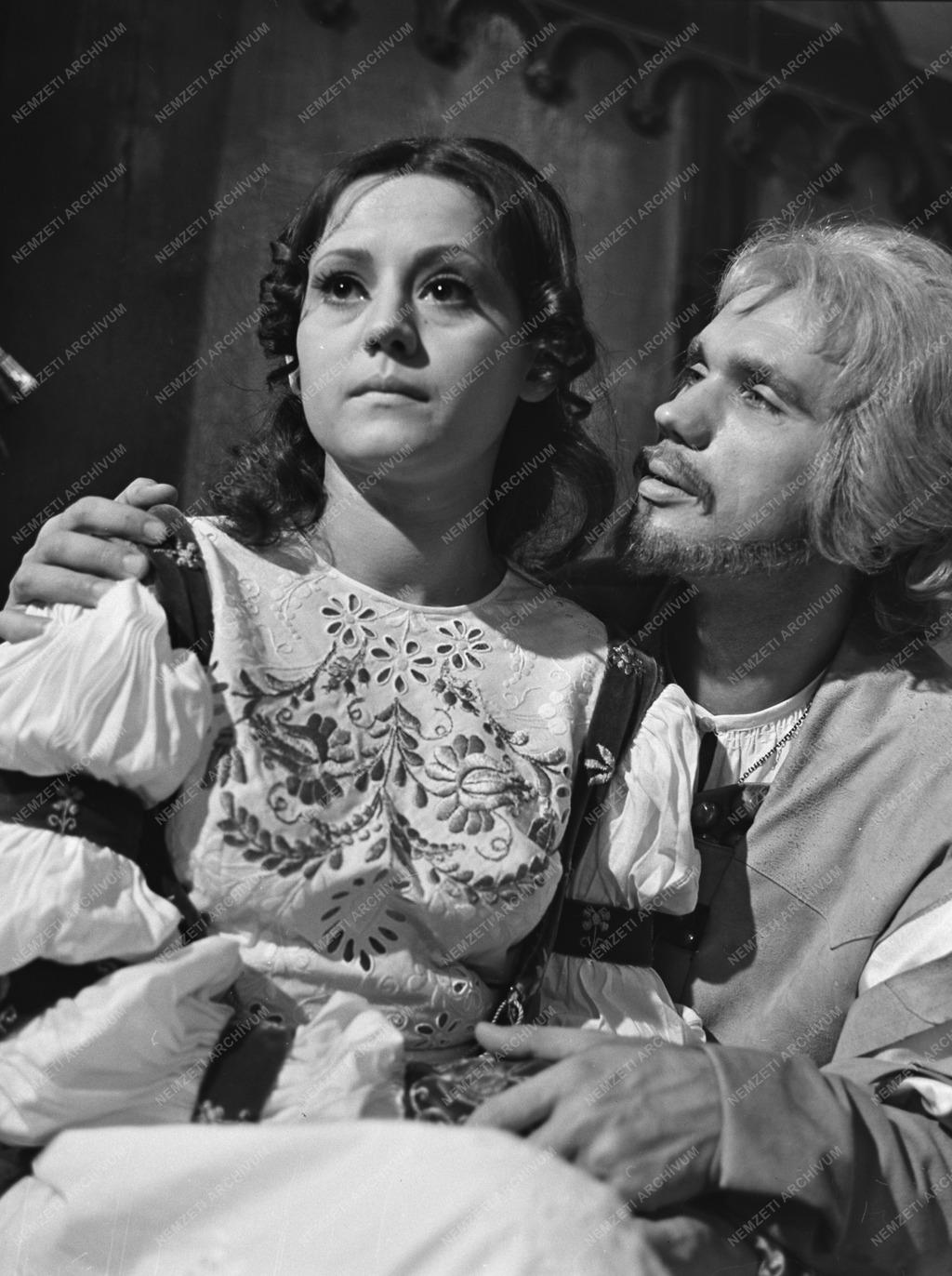 1-21: Krúdy Gyula Az arany meg az asszony című novellájából TV film készült Félix László rendezésében;