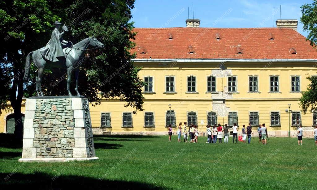 Köztéri szobor - Tata - A Tatai Diána 