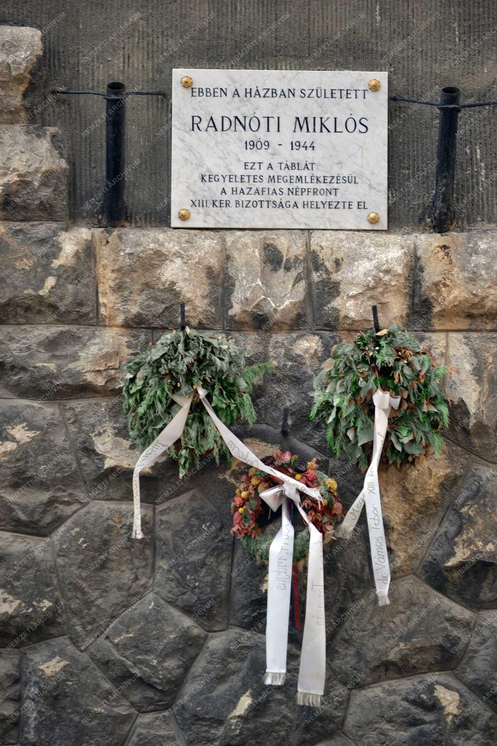 Emléktábla - Budapest - Radnóti Miklós emléktáblája