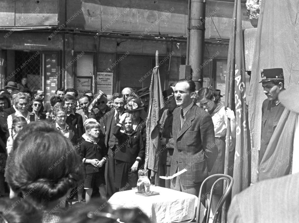 Történelem - Ságvári Endre-emléktábla leleplezése a Mária Terézia téren