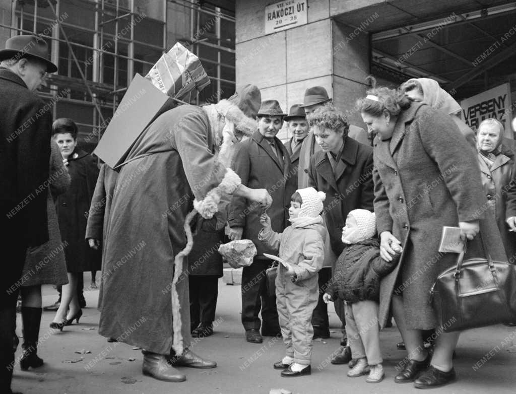 Ünnep - Mikulás a Rákóczi úton