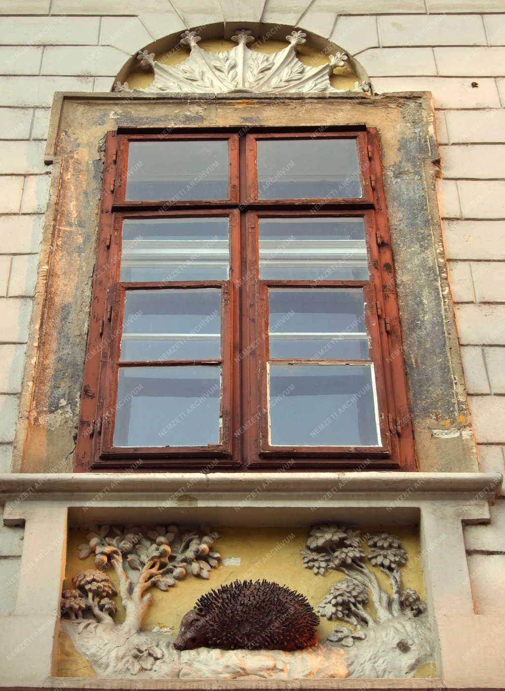 Műemlék épület a budai Várban - Faldísz és régi ablak a Pálffy-palotán