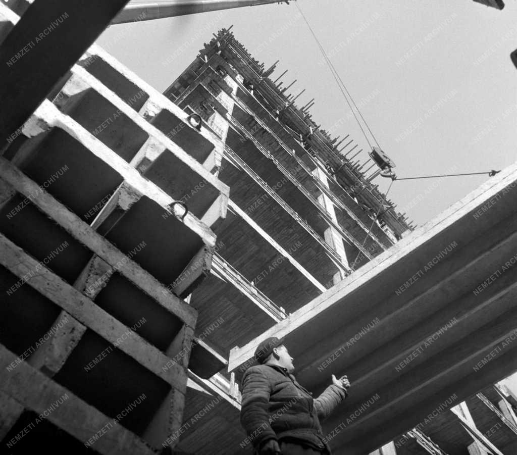 Ipar - Építőipar - Toronyraktárház épül a Gubacsi úton