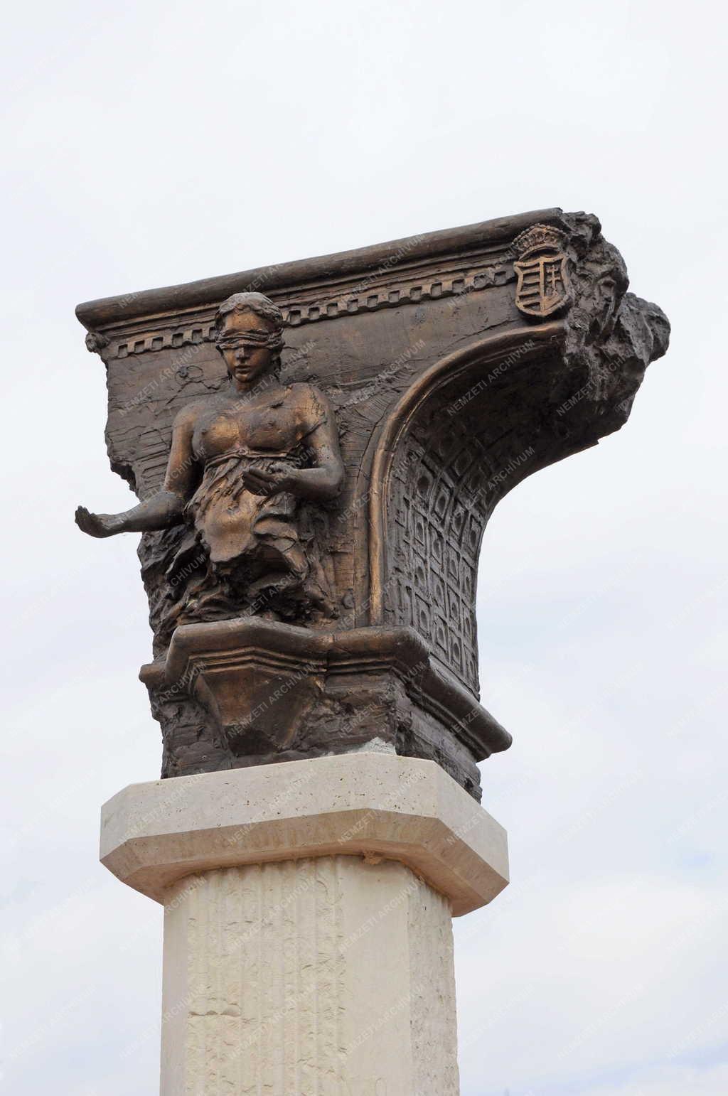 Város - Gyula - 1848-as honvédtisztek emlékműve