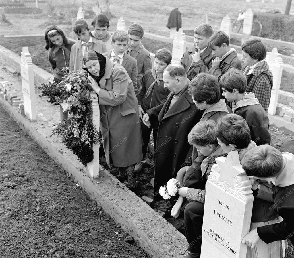 Külkapcsolat - Temető - Szovjet katona sírja