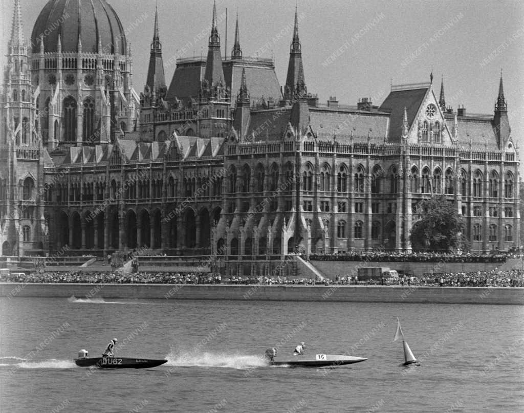 Ünnep - Szórakozás - Ünnep - MHS Vízi- és Légiparádé a Magyar Népköztársaság Alkotmányának ünnepén a fővárosban