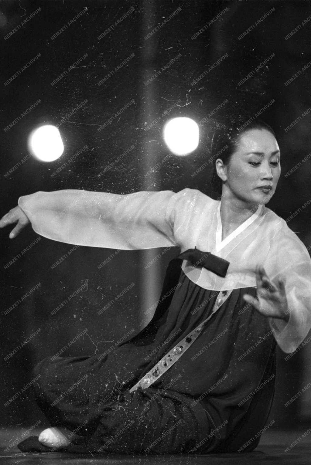 Kulturális kapcsolat - Dél-koreai táncegyüttes a Budai Parkszínpadon