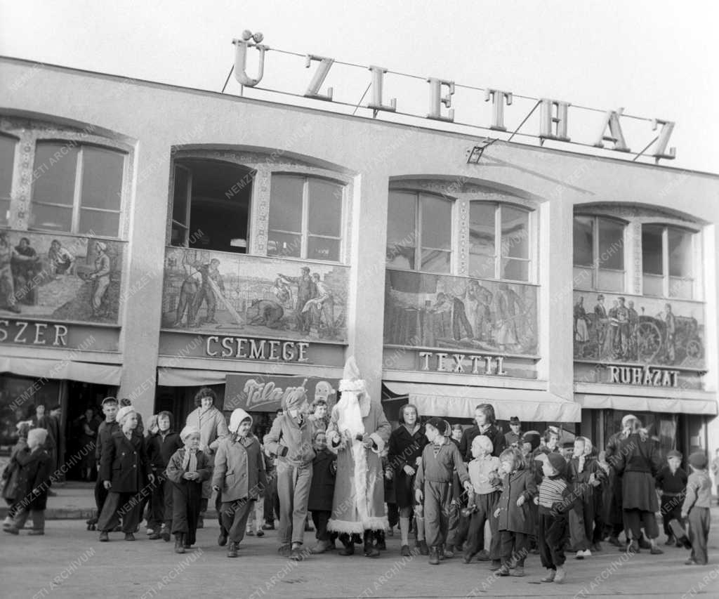 Ünnep - A Télapó Sztálinvárosban