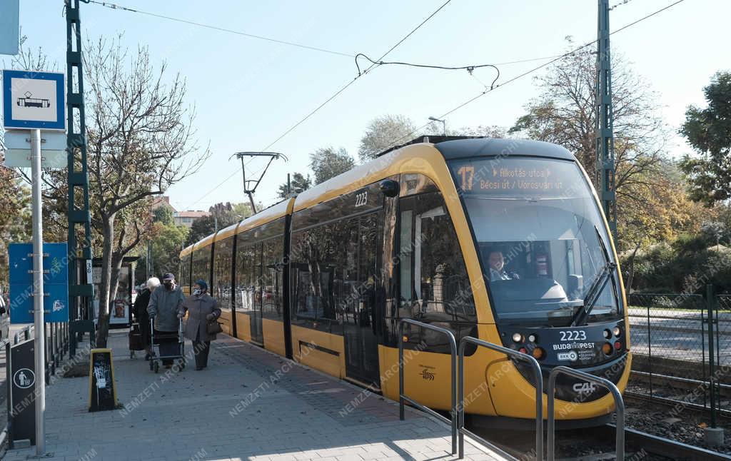 Koronavírus - Budapest - Maszkot viselő utasok