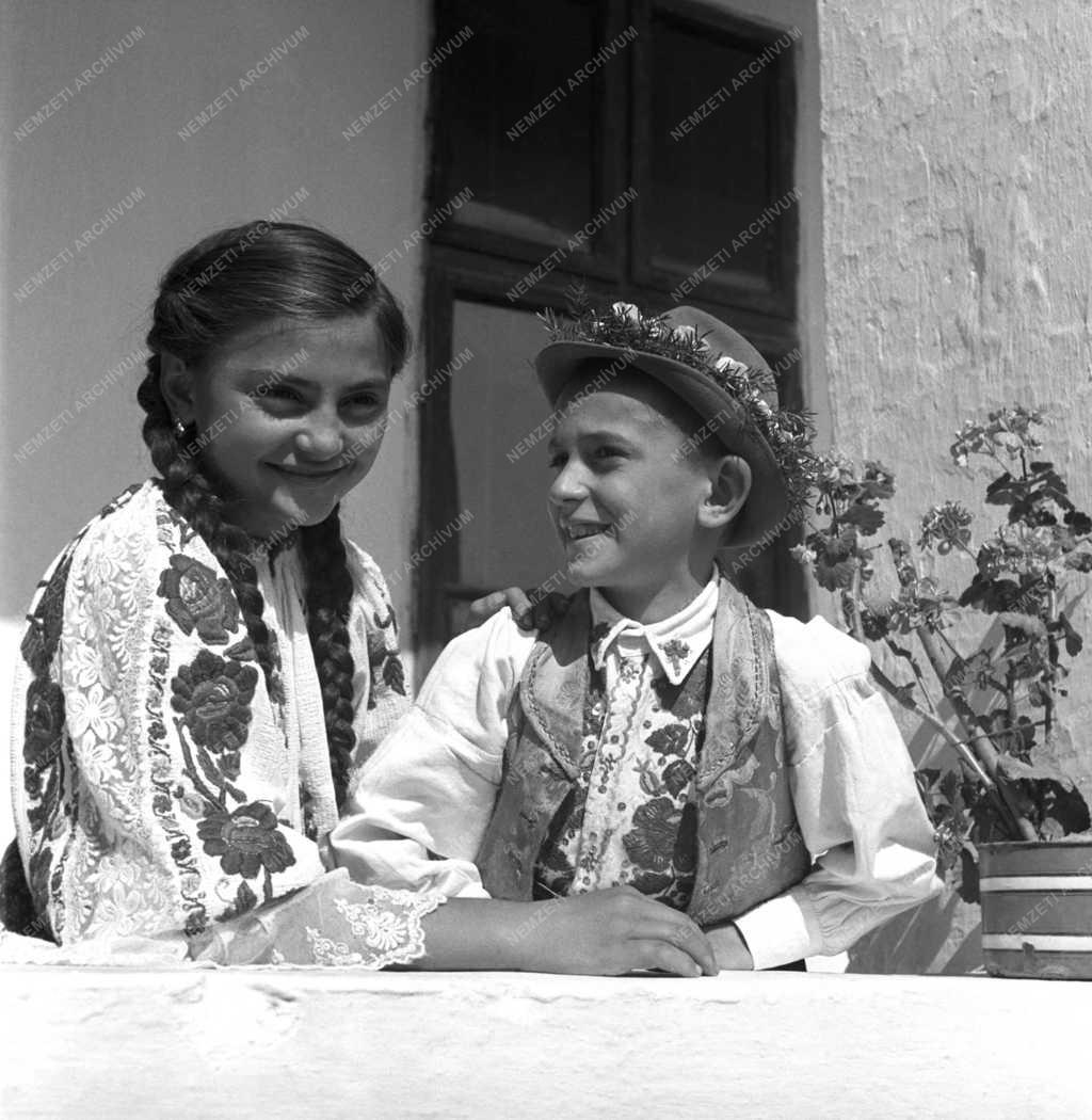 Népművészet - Népviseletbe öltözött gyerekek