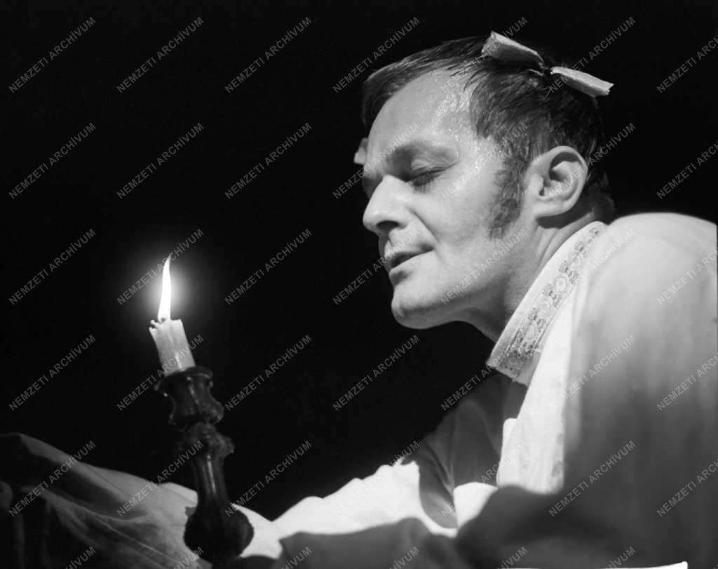 1-79: A Pesti Színház bemutatja Gogol: Egy örült naplója c. egyszemélyes dramatizált művet. Rendező: Horvai István. Címszereplő: Darvas Iván
