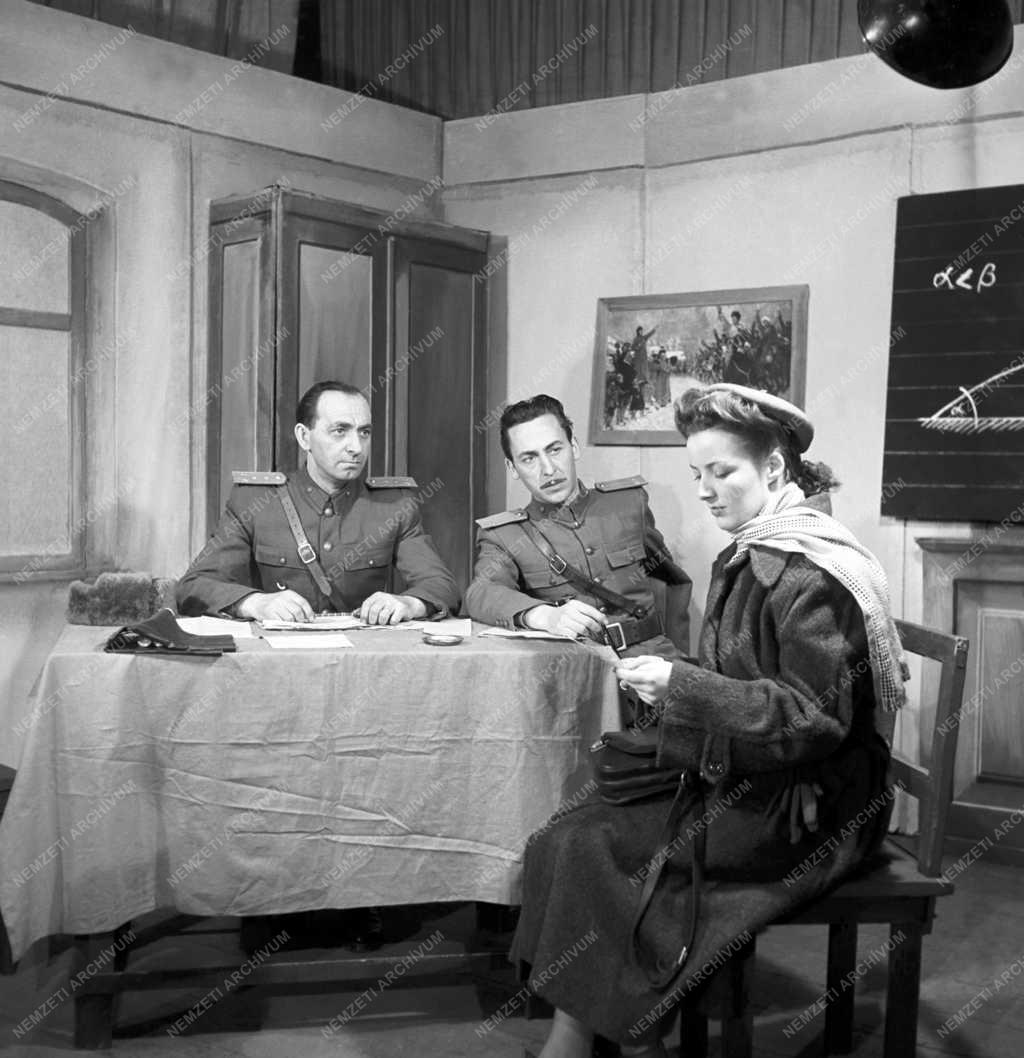 Színház - Állami Déryné Színház - Határszélen